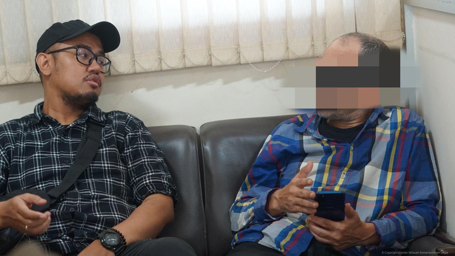 Petugas Imigrasi mewawancarai WNA