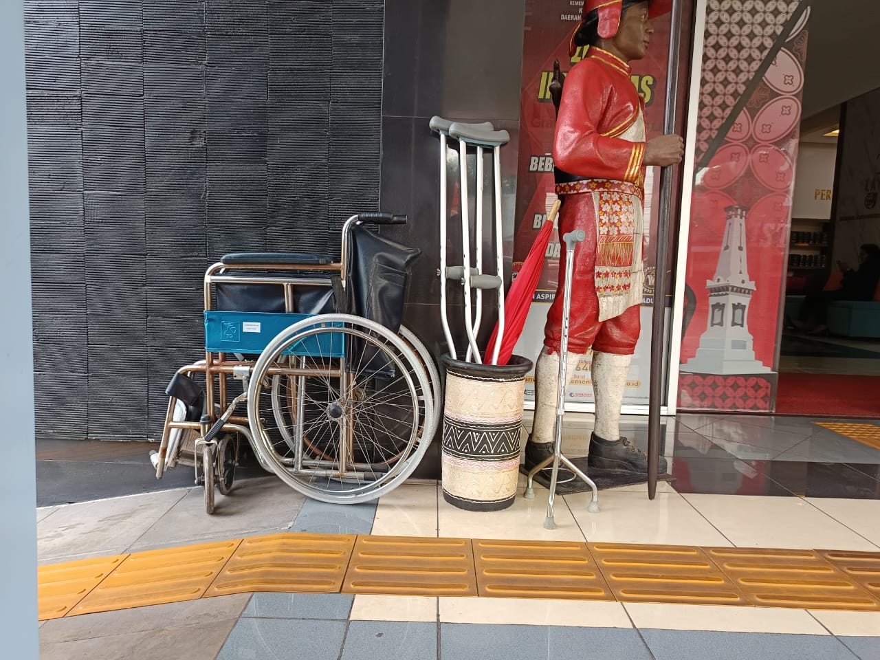 Kursi Roda dan Tongkat Jalan