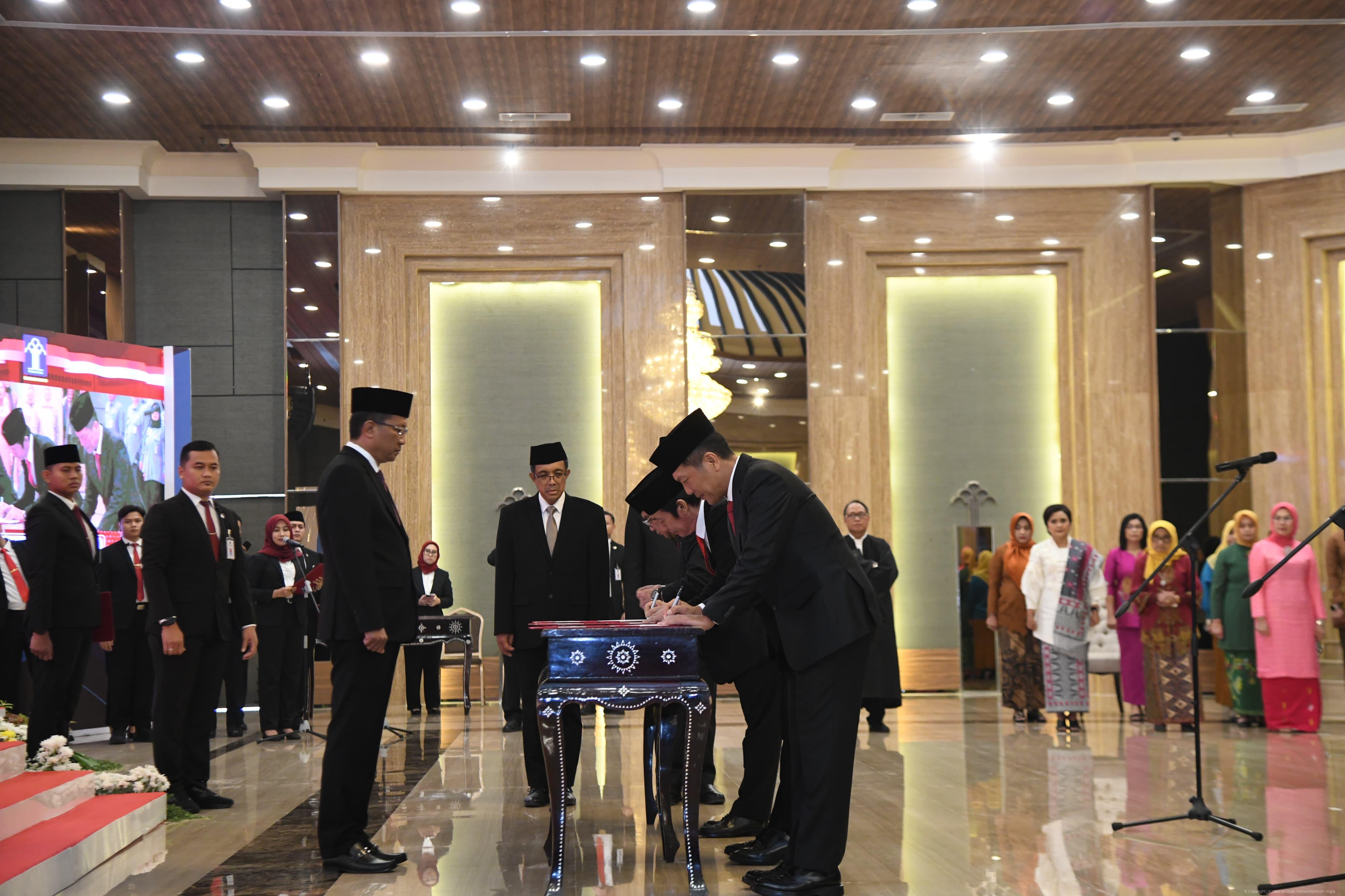 DDA047BD 8A46 4A47 9778 F26B793F324F